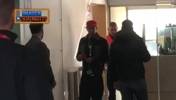 实拍：亚马尔已返回巴塞罗那，仍身穿着去国家队报到时的衣服