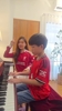 曼联球迷弟弟贴脸开大！当利物浦姐姐面弹曼联队歌😂